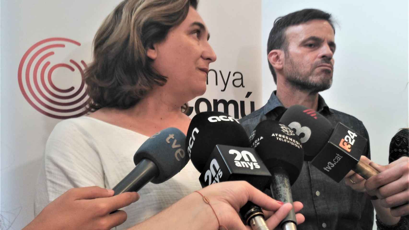 La alcaldesa de Barcelona, Ada Colau, junto a Jaume Asens