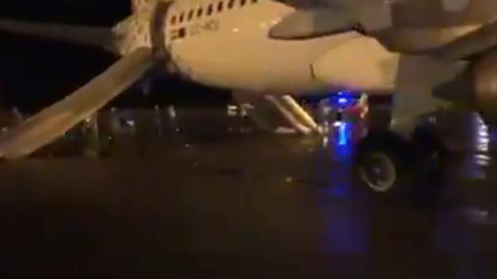 Evacuación de emergencia de un vuelo en el Aeropuerto de Barcelona / @turama_es