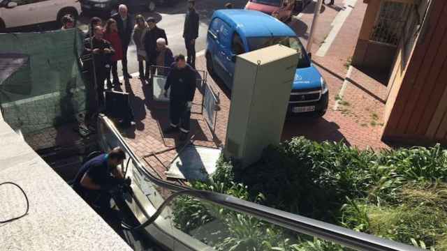 Unas escaleras mecánicas estropedas en Ciutat Meridiana, el marzo pasado / PABLO ALEGRE