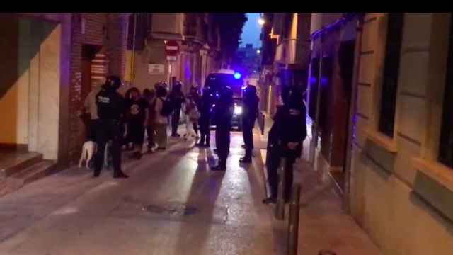 Los Mossos d'Esquadra desalojando la casa okupa Ka la Kastanya