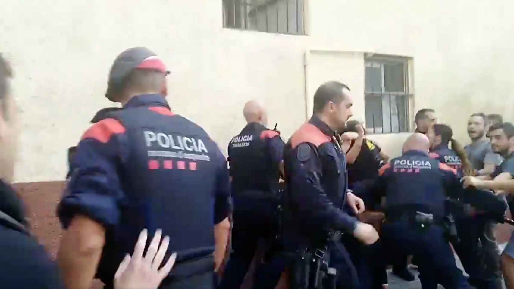 Agentes de los Mossos durante la polémica actuación en Sants / TWITTER LA BURXA