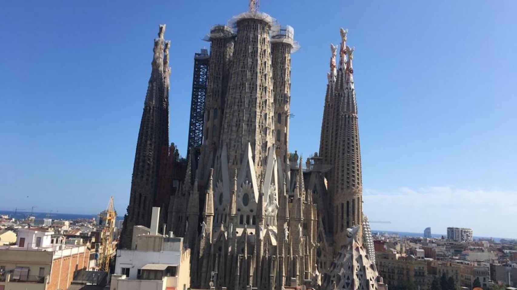 La Sagrada Família vista desde el hotel Ayre de la calle Rosellón / MA