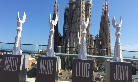 Las cuatro torres de los evangelios en miniatura junto a la Sagrada Família de fondo / MA