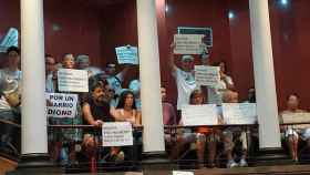 Vecinos protestan con pancartas en la audiencia de Sant Martí / MA
