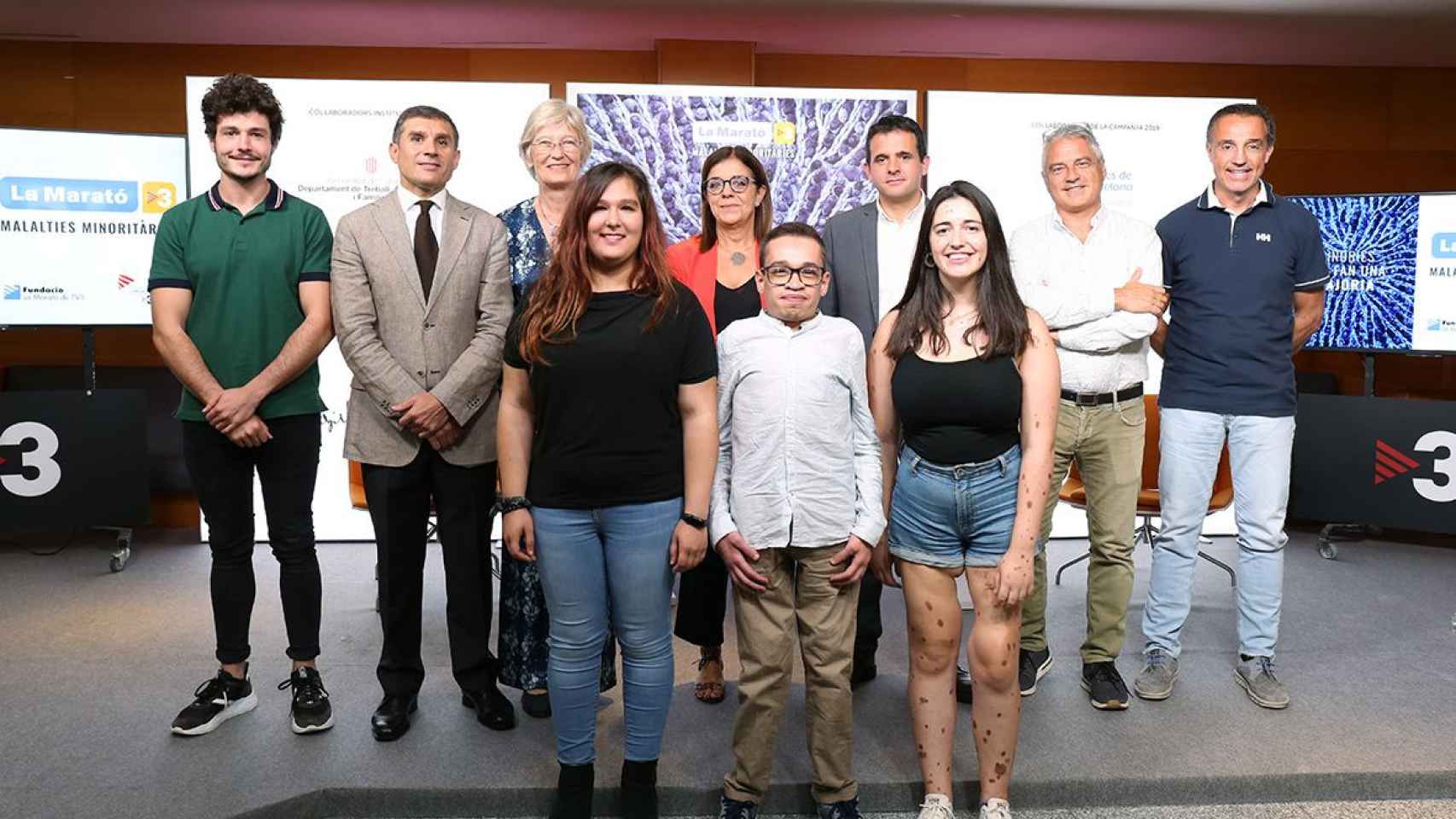 Equipo responsable de La Marató 2019 junto a afectados por enfermedades minoritarias / OGILVY
