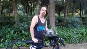 Agustín, el afilador mostrando su bicicleta en un parque de Barcelona / P.B.