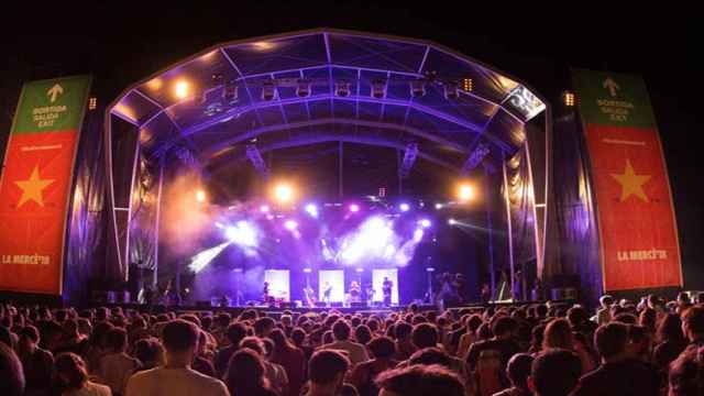 Concierto en el escenario de Estrella Damm en la playa de Bogatell