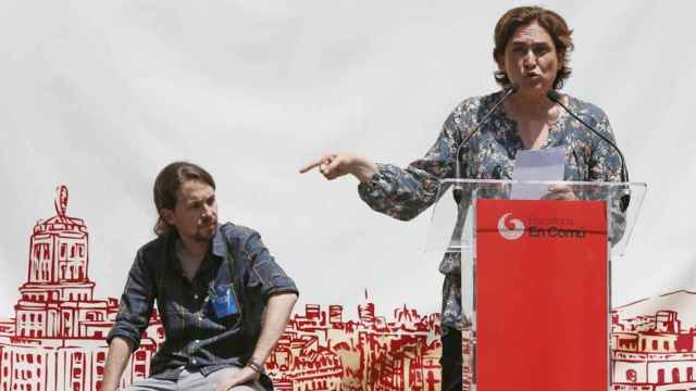 La alcaldesa de Barcelona, Ada Colau, y el secretario general de Podemos, Pablo Iglesias, en un acto en Barcelona / EFE