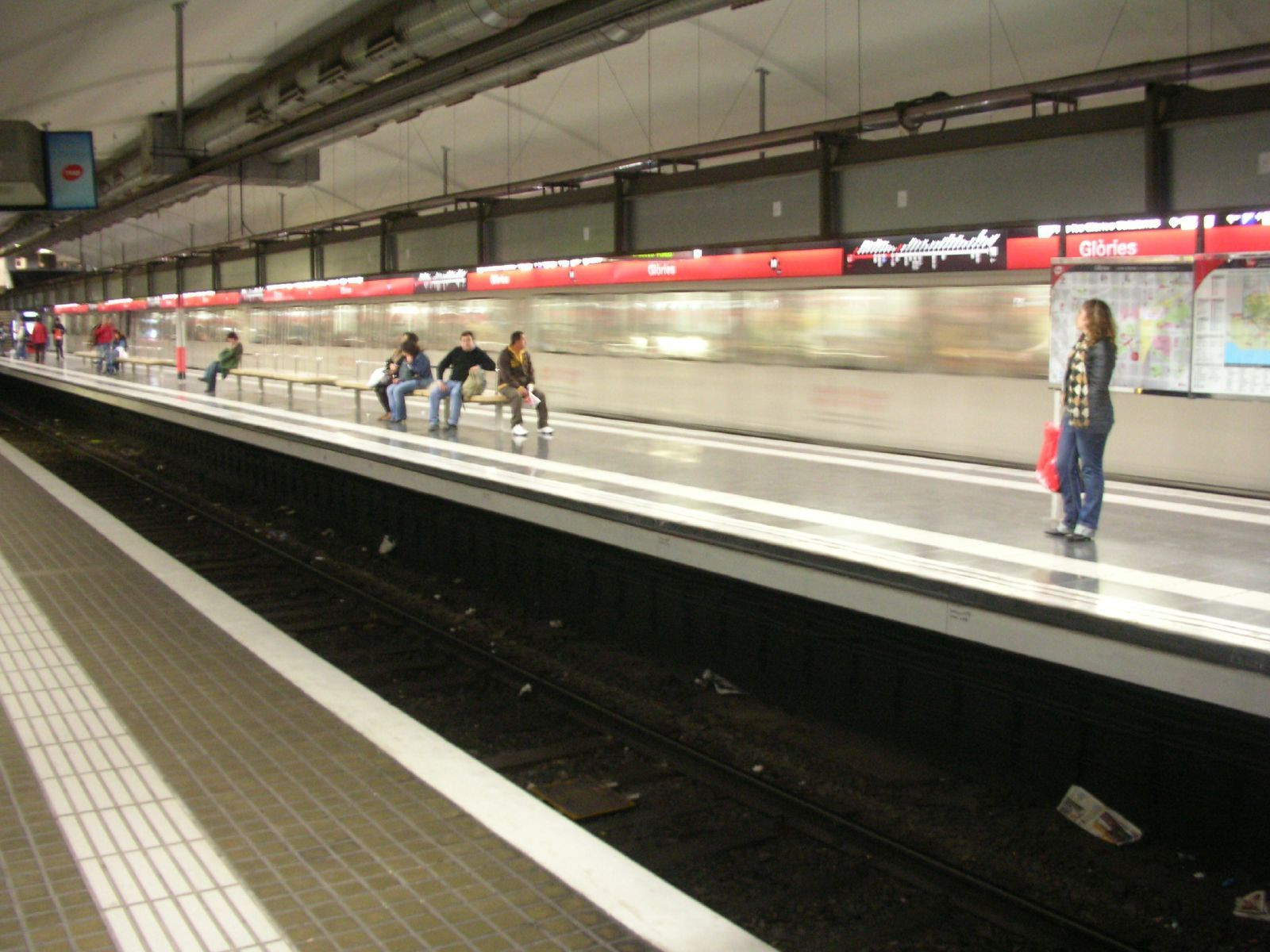 Andén de la estación de metro de la L1 de Glòries / ARCHIVO