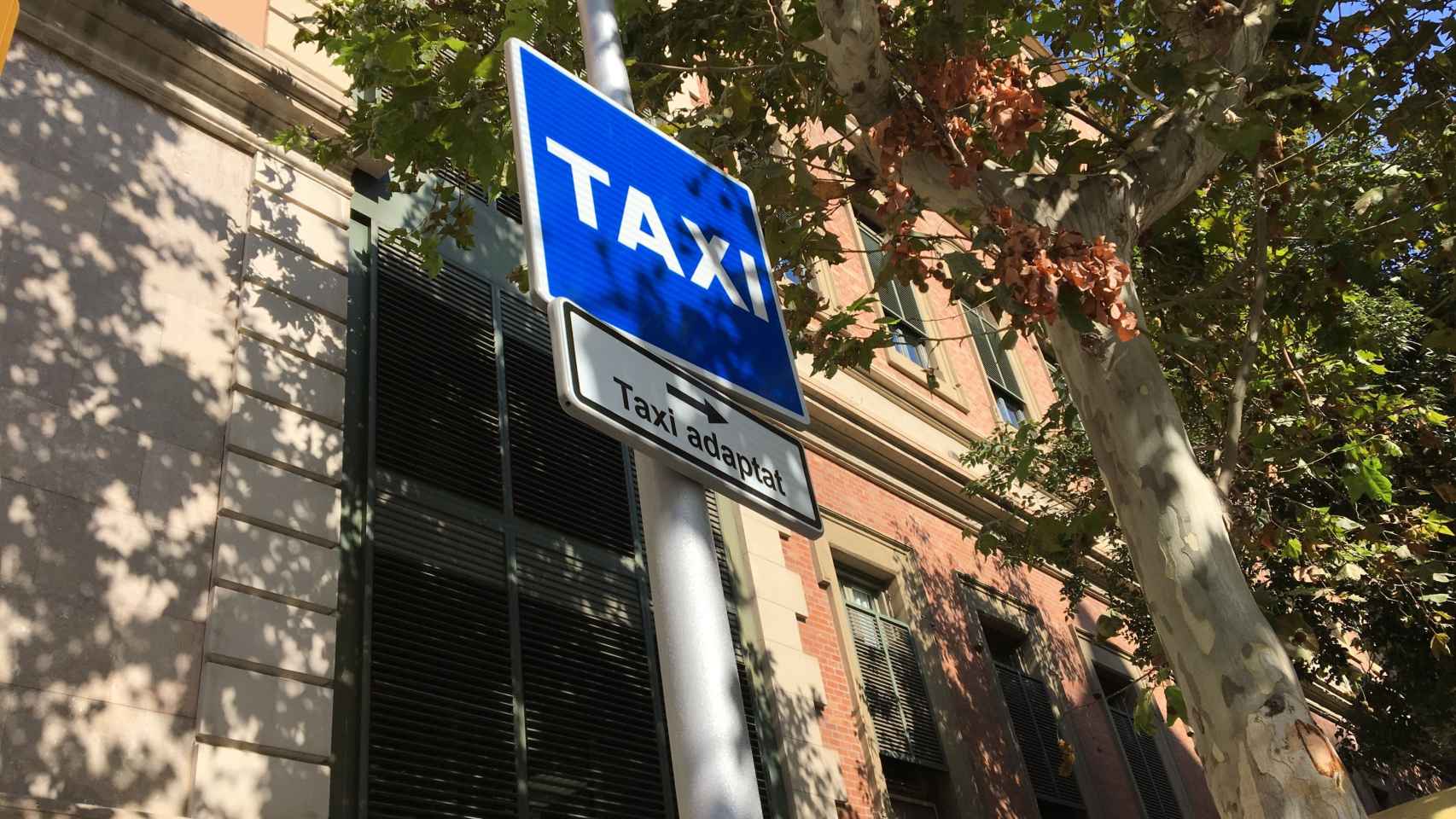 Señal de zona para taxis adaptados en Barcelona / RP