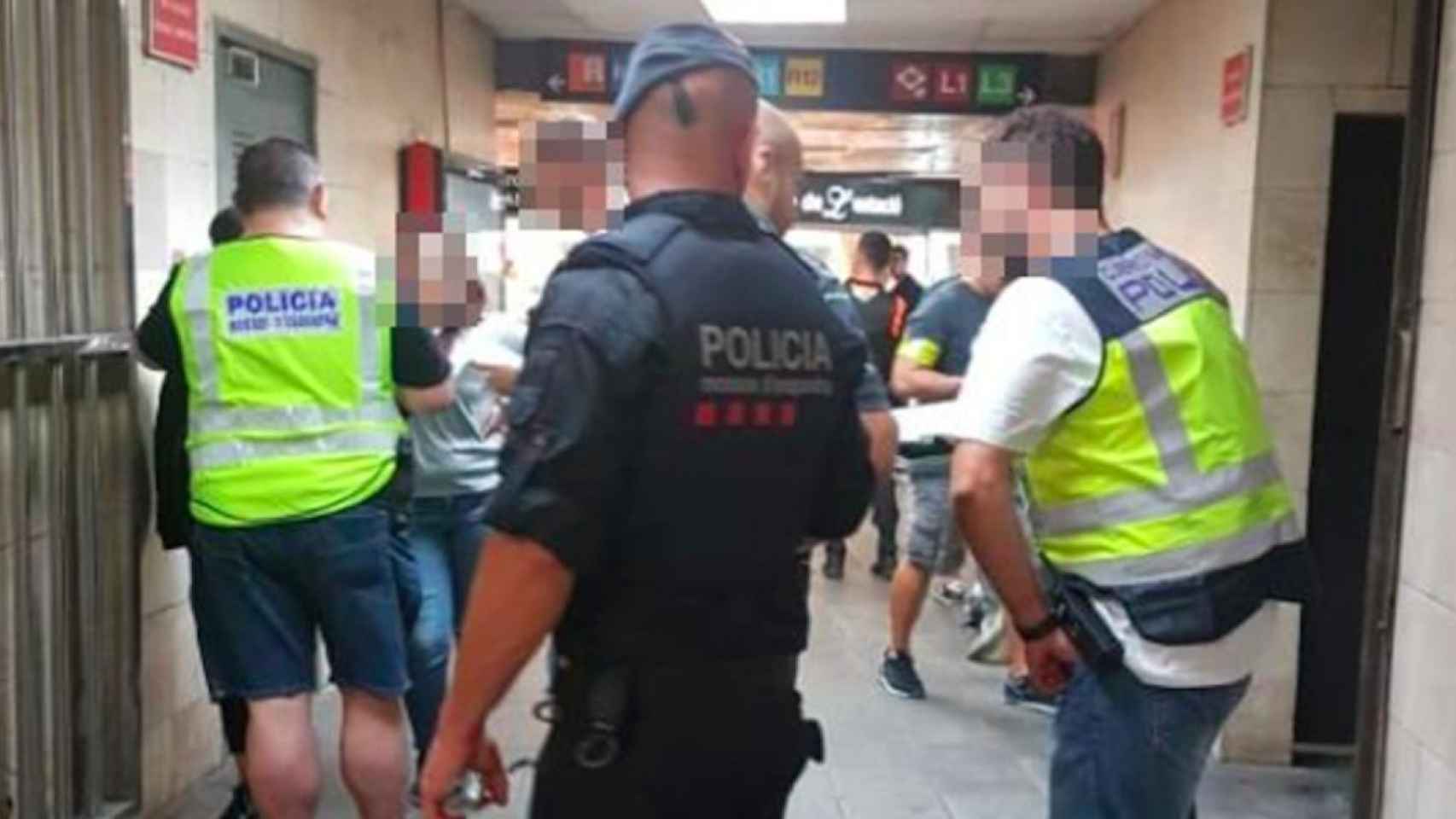 Imagen de archivo de un operativo policial en el metro de Barcelona / MOSSOS