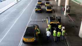 Un grupo de taxistas estacionados en el Aeropuerto de Barcelona / EFE