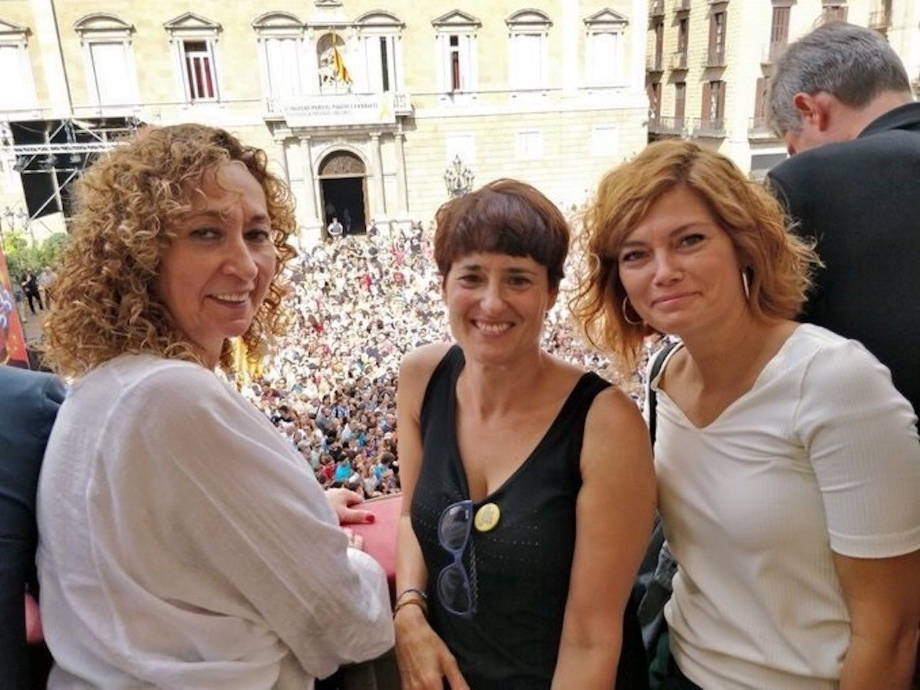 Ester Capella, Eva Baró y Elisenda Alamany durante unas fiestas de la Mercè, de izquierda a derecha