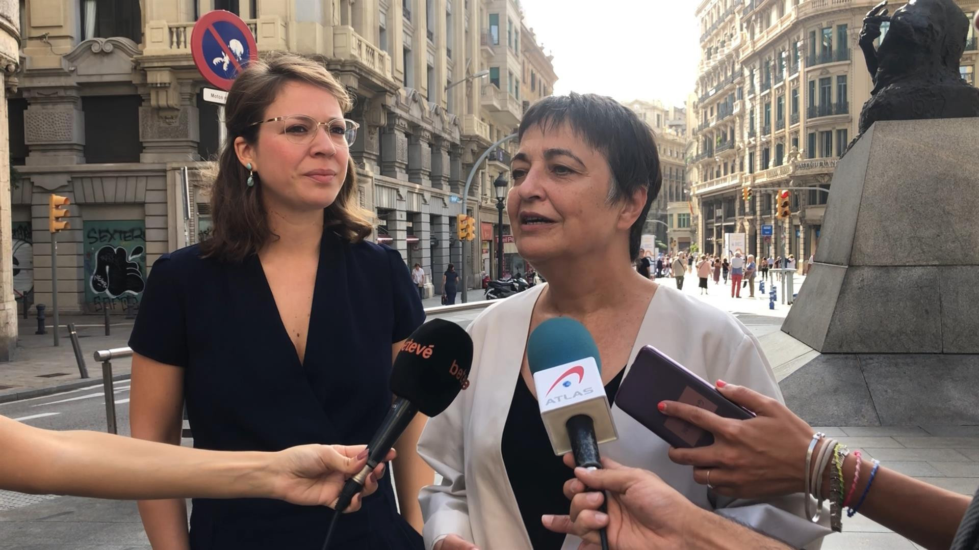 Janet Sanz y Rosa Alarcón atienden a los medios de comunicación, en la vía Laietana / EFE