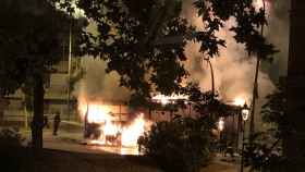 Autobús incendiado en la Via Augusta / @CABAVE