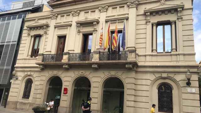 La sede consistorial de Les Corts, sin lazo amarillo / TWITTER JORDI CASTELLANA