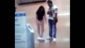 Captura de pantalla del vídeo del supermercado en el que aparece la mujer desnudándose / TWITTER