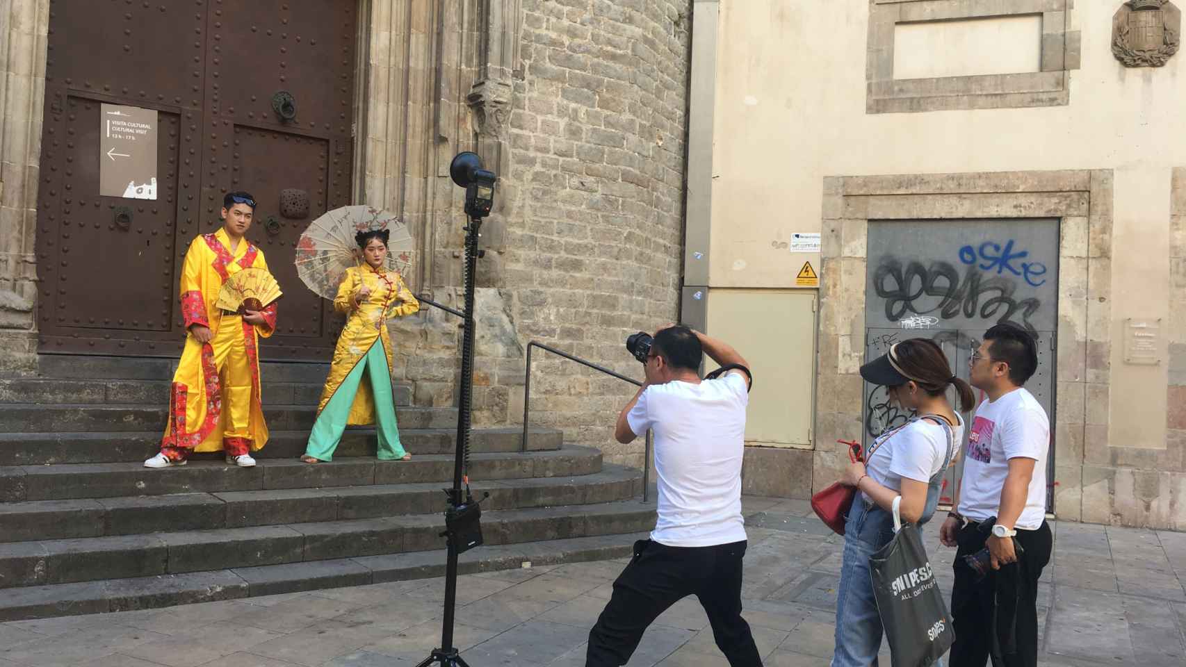 Una pareja de asiáticos se toma fotos en Barcelona / P.B.