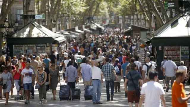 Visitantes en la Rambla, donde se pueden comer los mejores menús diarios / EFE