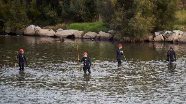 Mossos y bomberos, en un operativo en el río Besòs / EFE