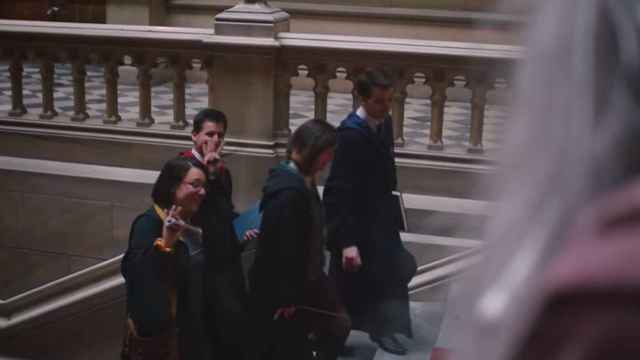 Visitantes disfrazados con los uniformes de Howarts en el edificio histórico de la Universidad de Barcelona / WITCH MARKET