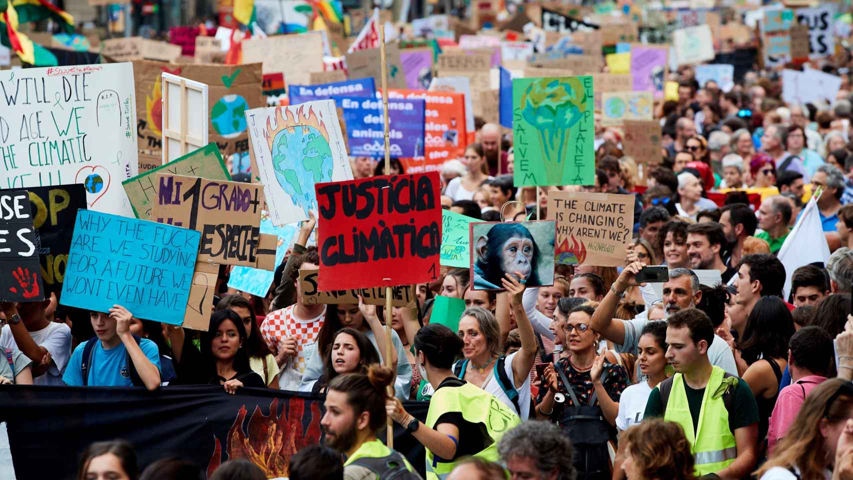 Manifestantes en la concentración por el clima en Barcelona / EFE