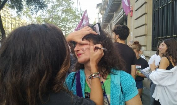 Manifestantes pintándose la cara en la huelga por el clima / P.B.