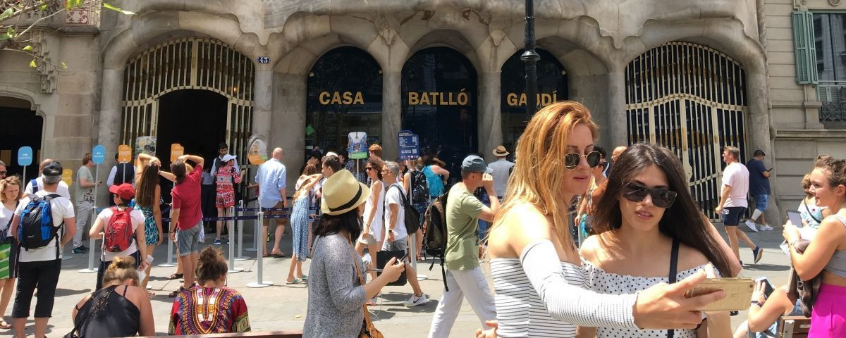 Turistas ante la Casa Batlló en Barcelona / PA