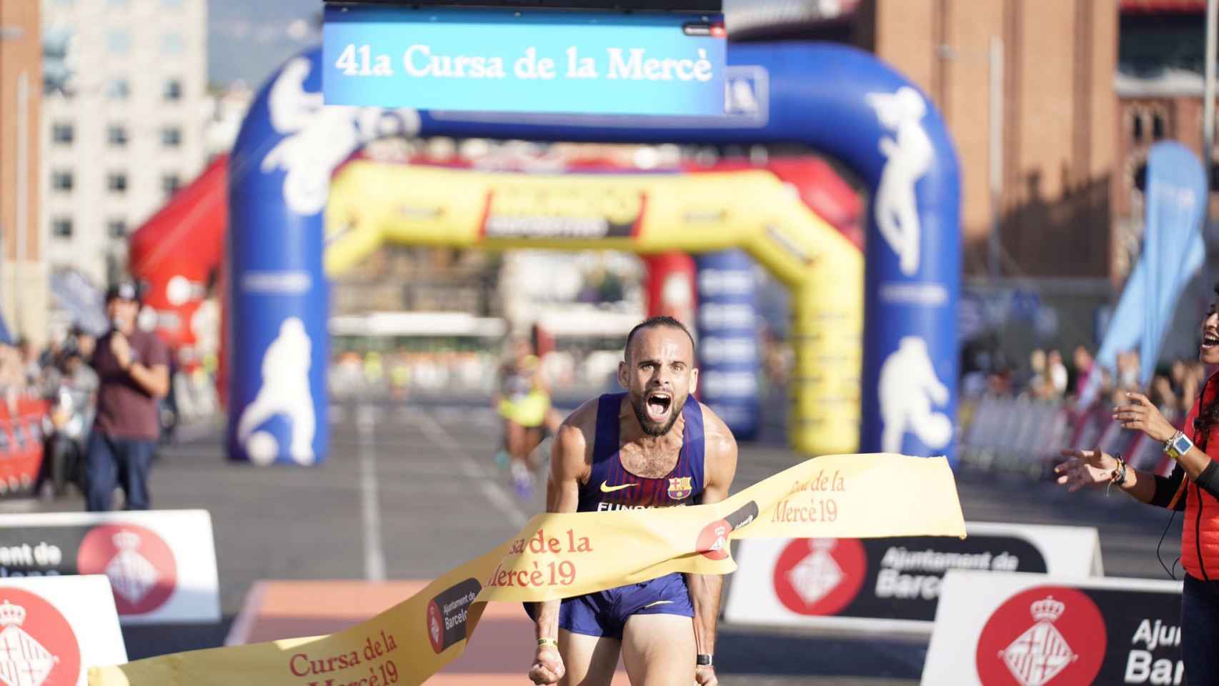Artur Bossy Anguera, primero en cruzar la línea de meta en la Cursa de la Mercè / @ARTURBOSSY