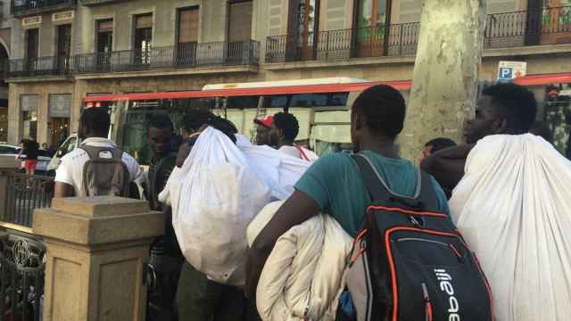 Vendedores ambulantes bajan rápido las escaleras del Metro en La Rambla / P.B.
