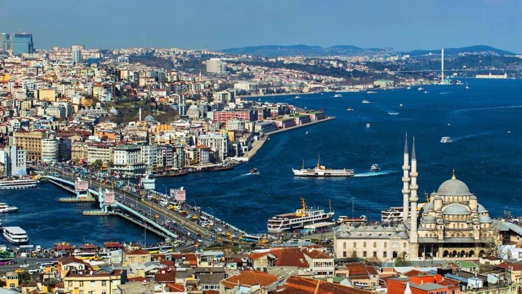 Vista panorámica de Istambul con el mar de fondo
