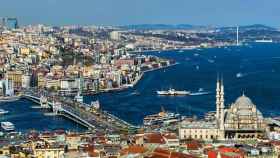 Vista panorámica de Istambul con el mar de fondo