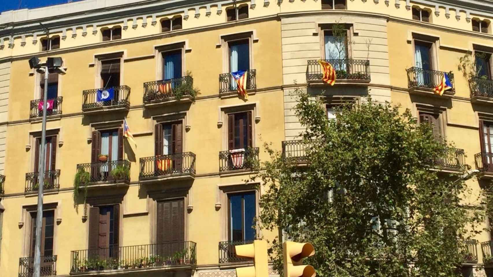 Banderas independentistas colgadas en balcones de Barcelona / TWITTER