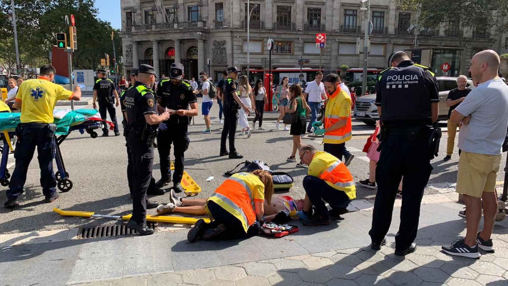 El peatón herido es atendido en la calle por profesionales del SEM / SÍLVIA BARROSO TOT BARCELONA
