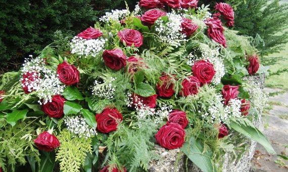 Ramo de flores de un funeral / Archivo