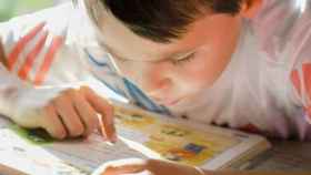 Niño estudiando con dislexia / ARCHIVO