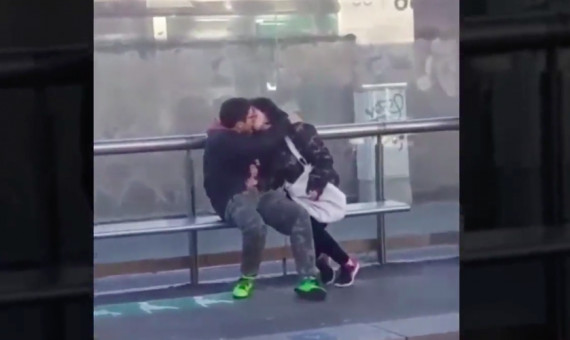 Pillan a una pareja manteniendo sexo en una parada del transporte público / El Caso
