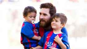 Leo Messi junto a sus dos hijos