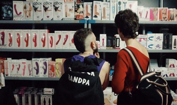 Público joven mirando juguetes en el Salón Erótico de Barcelona / Salón