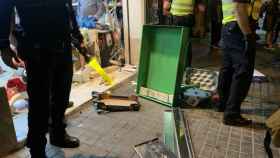 Agentes de policía en la tienda, próxima al Camp Nou, destrozada / TWITTER ALBERT MERCADÉ