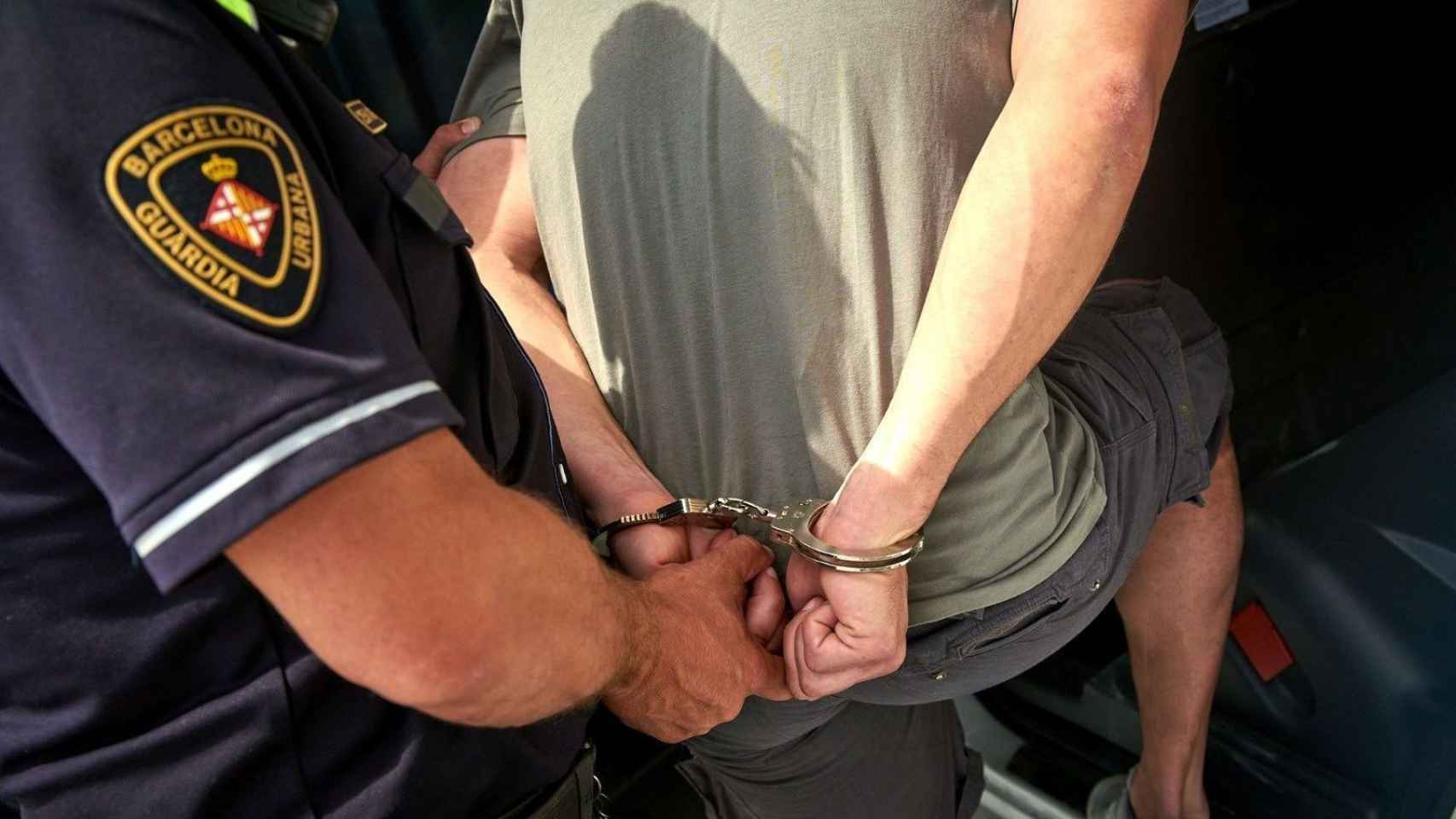 Detención por parte de un agente de la Guardia Urbana en Ciutat Vella / BCN GUB