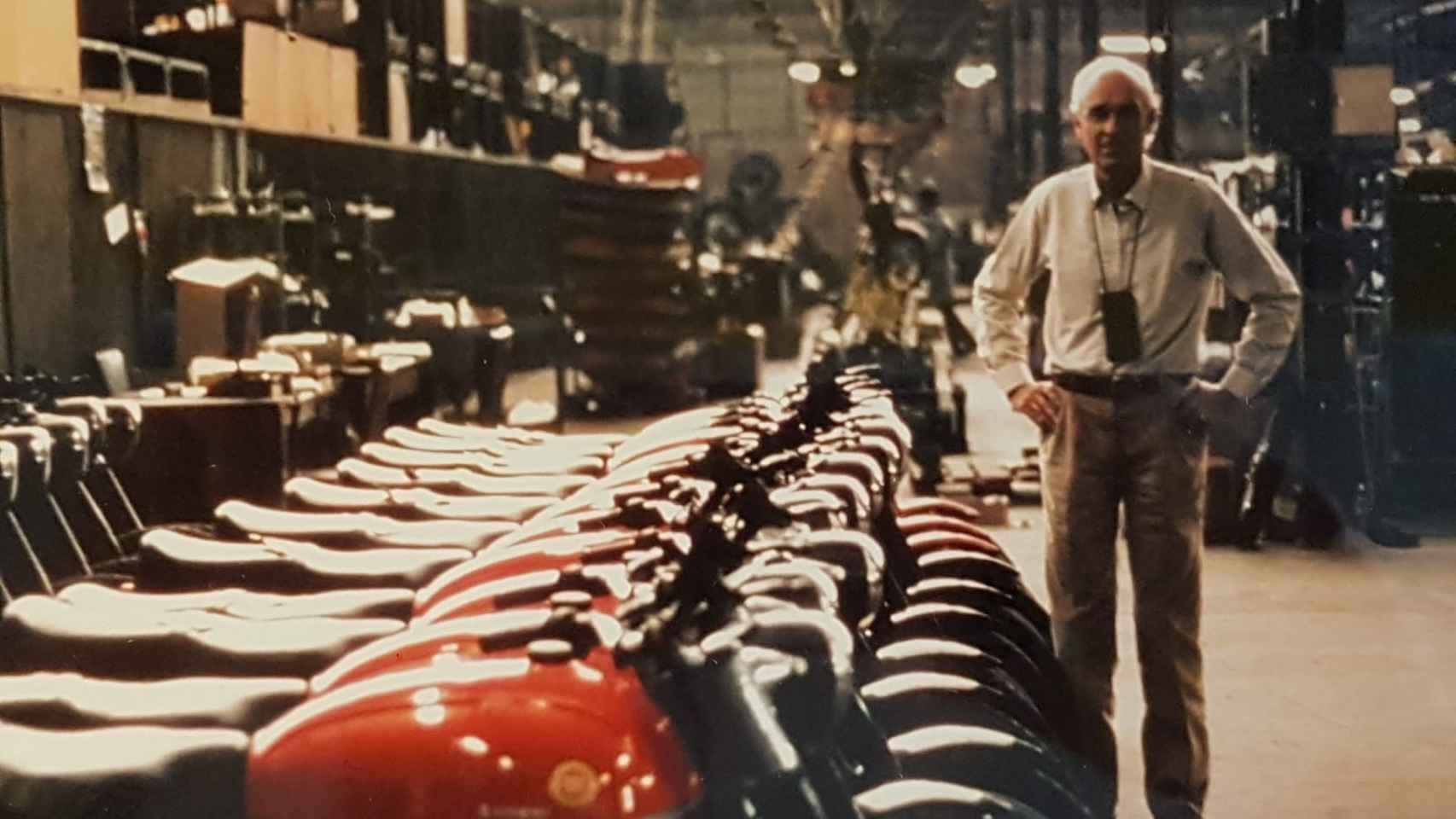 Leopoldo Milà Sagnier, diseñador de la Impala, en la fábrica de Montesa de Esplugues de Llobregat / CEDIDA FAMILIA MILÀ