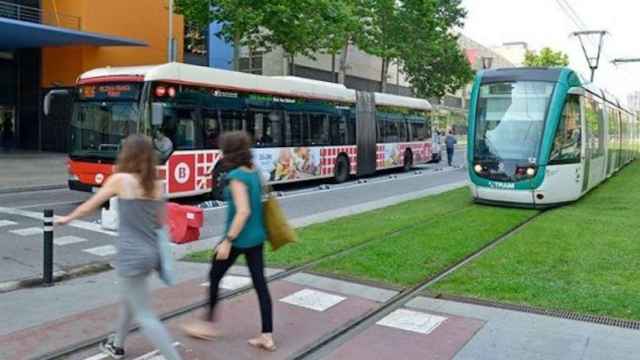 Un tranvia a su paso por Diagonal Mar / AYUNTAMIENTO DE BARCELONA