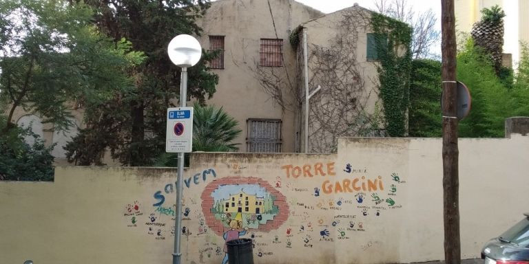 Grafitis en el muro de Torre Garcini / JORDI SUBIRANA