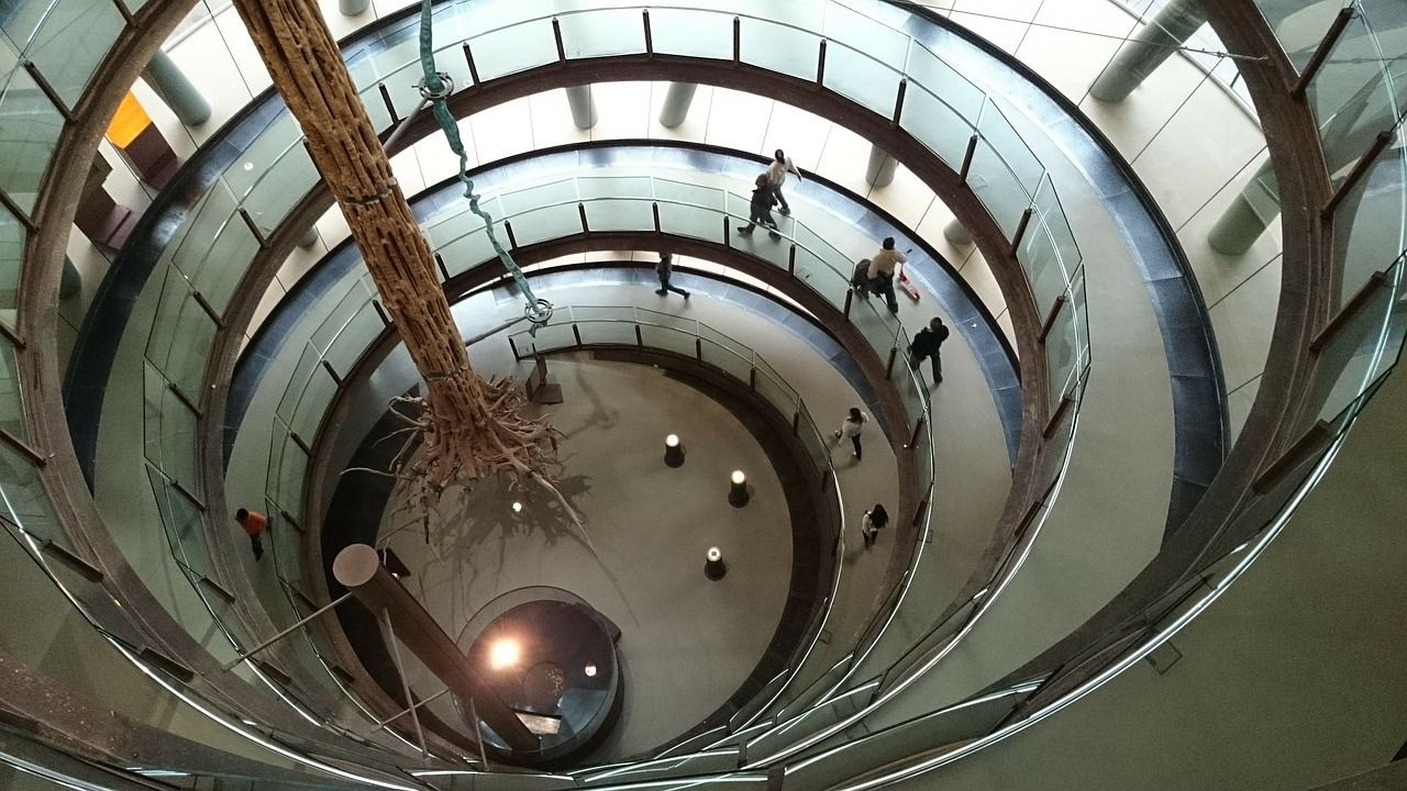 Escalera interior del Cosmocaixa, uno de los museos interactivos