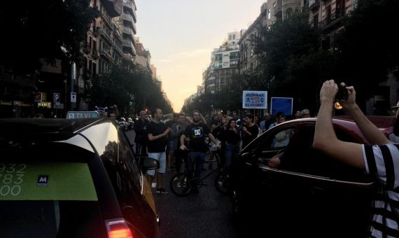 Los manifestantes han cortado el tráfico de la calle Aragó / METRÓPOLI ABIERTA