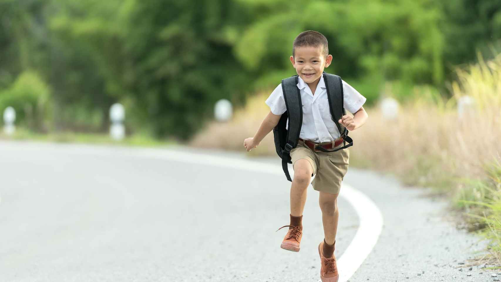 Un niño caminando hacia la escuela