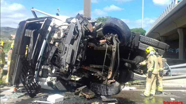 Una imagen del camión volcado tras el accidente en la C-32 / BOMBERS