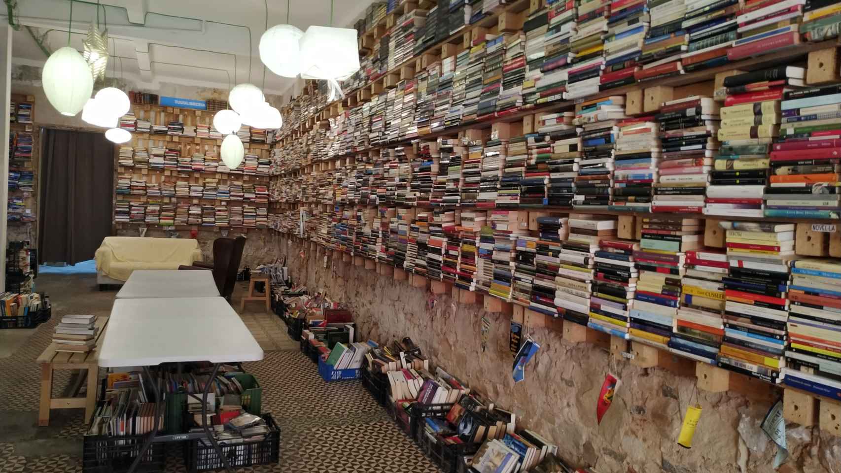 Centenares de libros para elegir (y soñar) en TuuLibrería de Barcelona / P. B.
