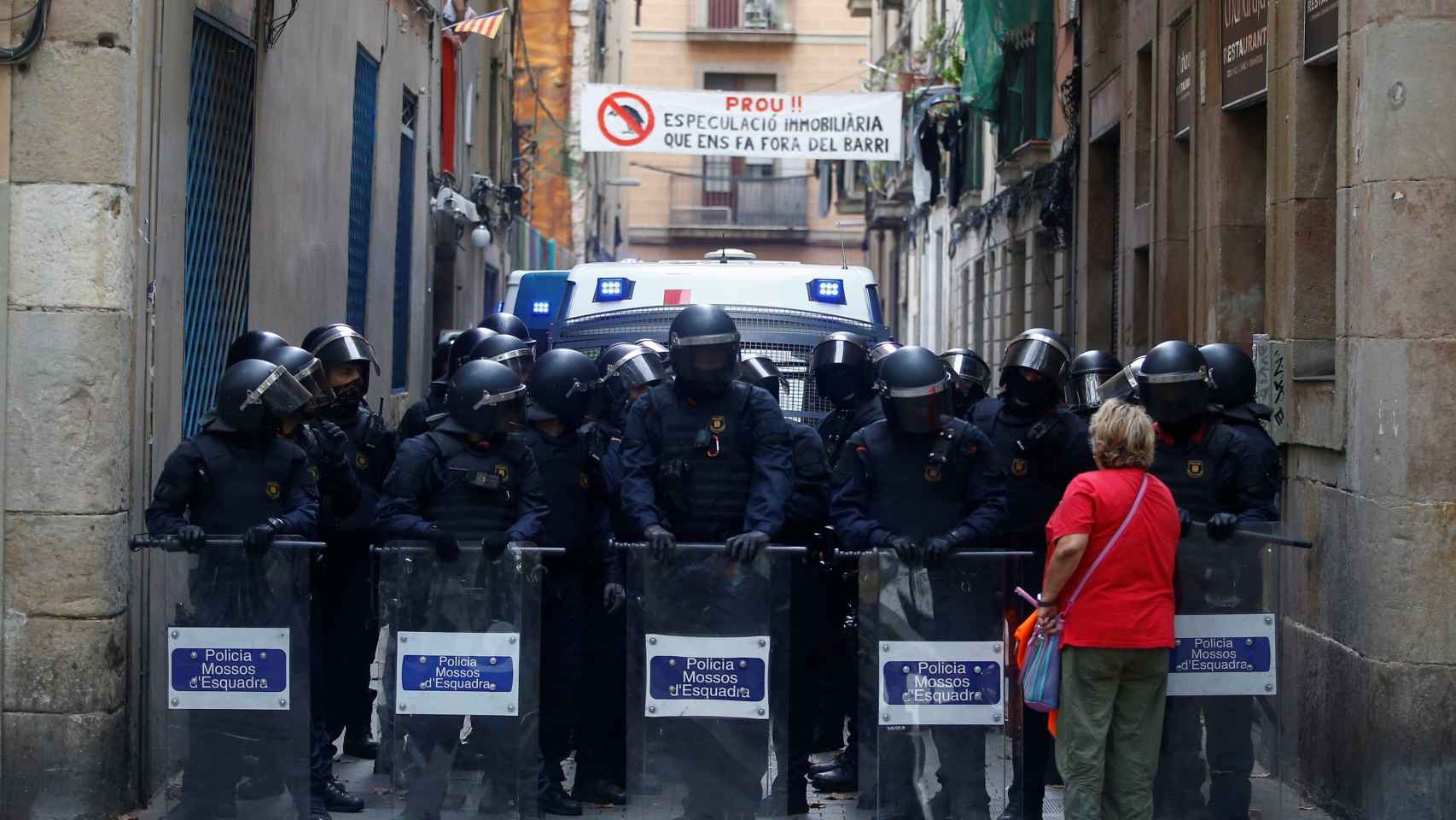 Efectivos de los Mossos d’Esquadra cargan contra varios activistas concentrados para impedir un desahucio en la calle de Sant Bartomeu, en el barrio del Raval / EFE- Quique García